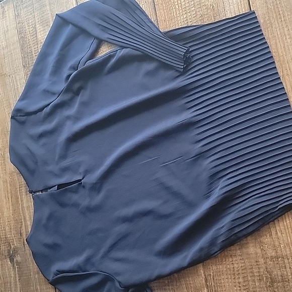 AWARE by Vero Moda Navy blouse pleated long sleeves classic sz M - Picture 4 of 6